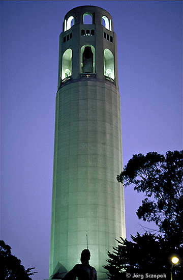 Blick auf den abendlich grün angestrahlten Coit Tower auf Telegraph Hill
