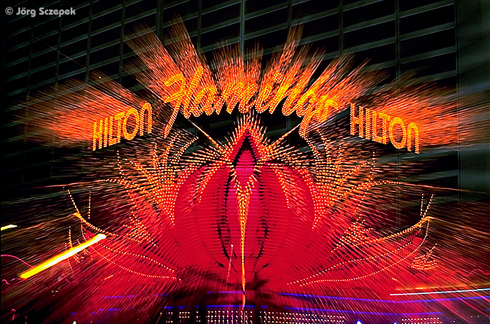 Zoom-Effekt mit dem Neonsignet des Flamingo Hilton