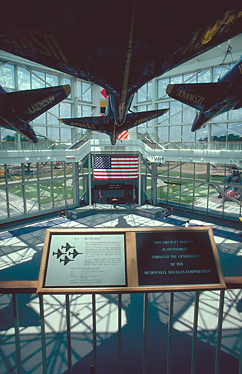 Verglaste Eingangshalle des Museum of Naval Aviation in Pensacola