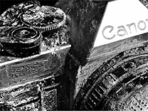 Eine alte, verrostete Canon AE-1 Programm Kamera