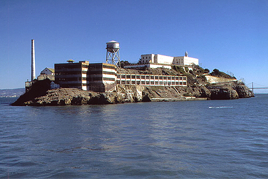 Blick vom Wasser aus auf Alcatraz, den berühmtesten Knast der Welt