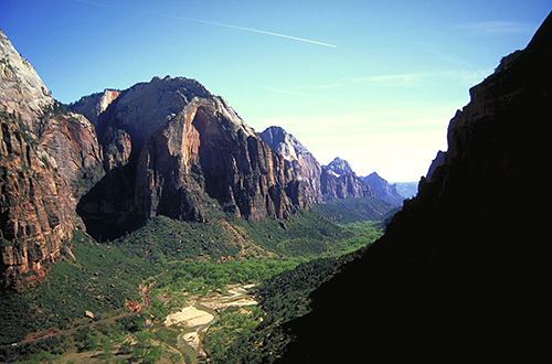 Hoch aufragende rote Felswaende umgeben des Zion Canyon