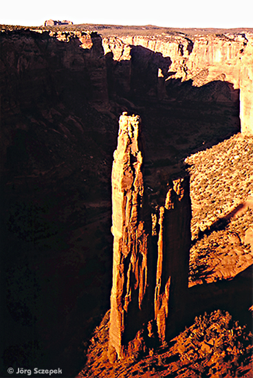 Canyon de Chelly, Blick vom Rim Drive auf Spider Rock bei Sonnenuntergang