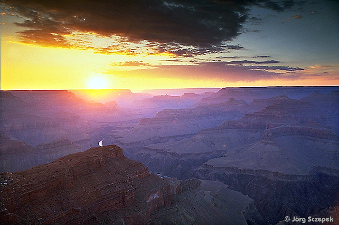 Grand Canyon NP, Blick vom Hopi Point über die Schlucht bei Sonnenuntergang