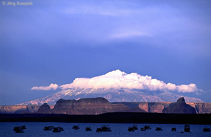 Page, Blick über den Lake Powell auf den von einer Wolke gekrönten Navajo Mountain