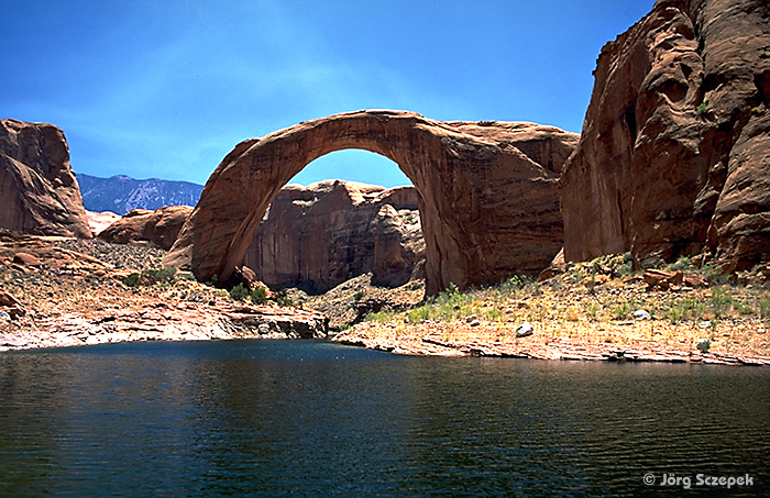 Lake Powell, Blick auf den mächtigen Felsbogen der Rainbow Bridge