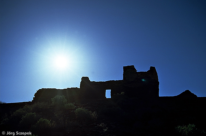 Wupatki NM, Überreste der Wupatki Ruine im Gegenlicht