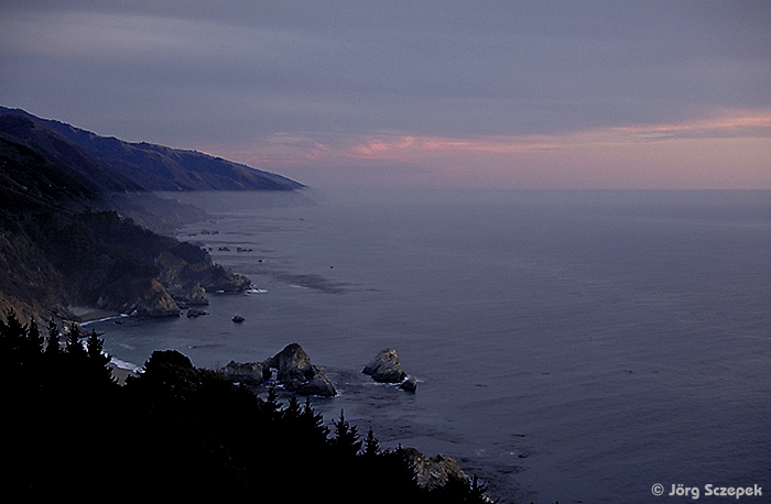 Blick nach Süden auf die im Abendlicht dämmernde Felsküste von Big Sur