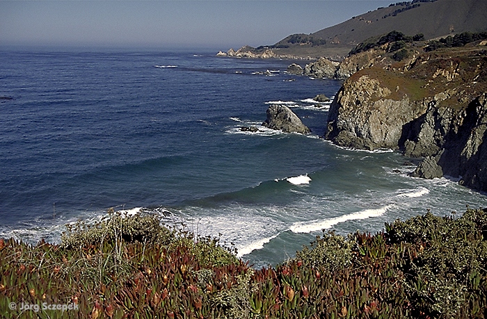 Blick auf eine der zahlreichen wilden Felsbuchten in Big Sur