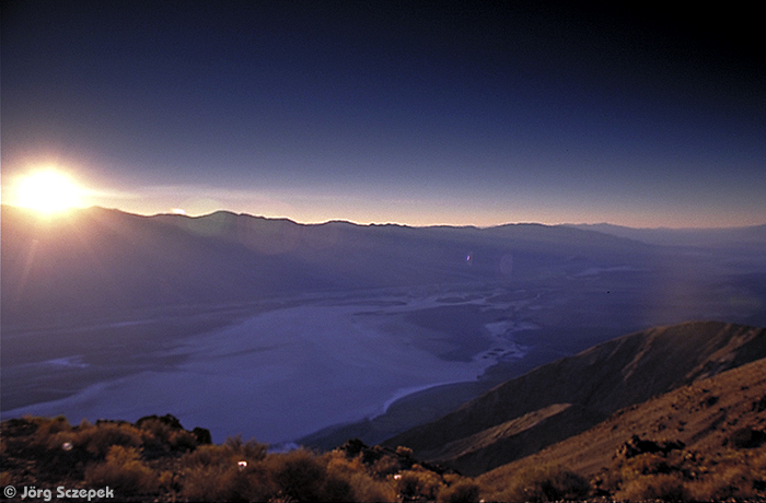 Blick vom Dantes View ins Death Valley bei Sonnenuntergang