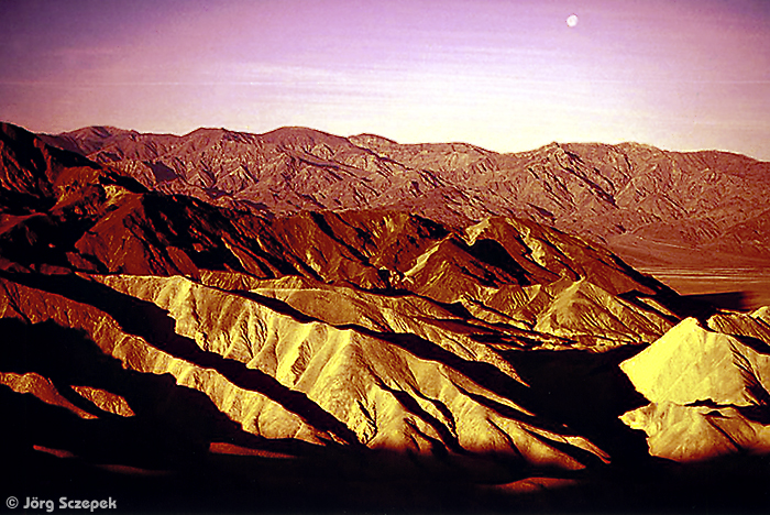 Blick vom Zabriskie Point auf die im Licht des Sonnenuntergangs liegende Panamint Range