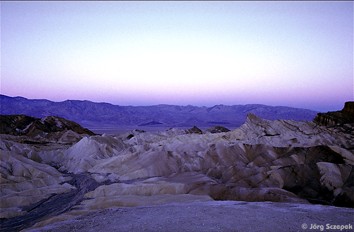 Blick vom Zabriskie Point auf die Panamint Range kurz vor Sonnenaufgang