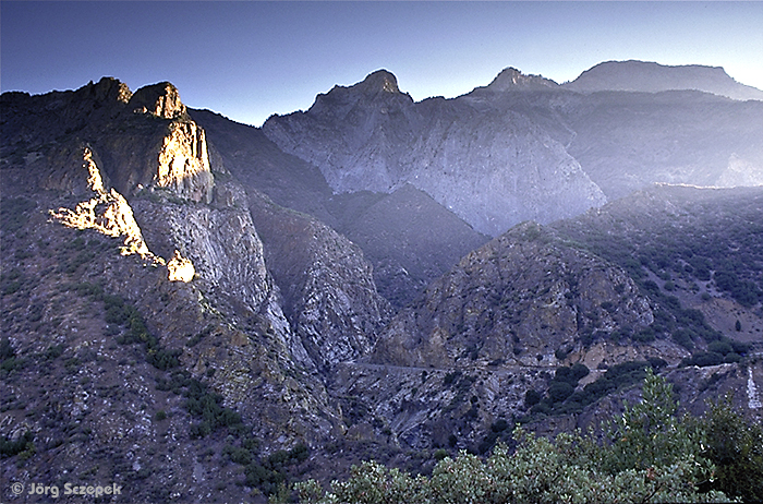 Blick vom Kings Canyon Scenic Byway auf die im morgendlichen Streiflicht liegende Monarch Wilderness