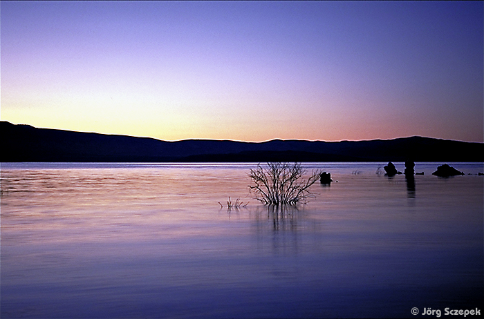 Blick über den Mono Lake auf den Sonnenuntergang über der Sierra Nevada