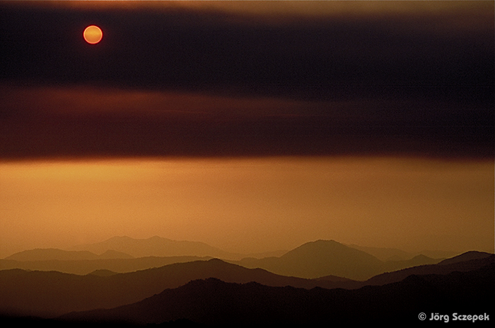 Blick vom Moro Rock auf den Sonnenuntergang über den Foothills