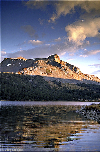 Blick über den Tioga Lake auf den im Sonnenuntergang badenden Mount Dana