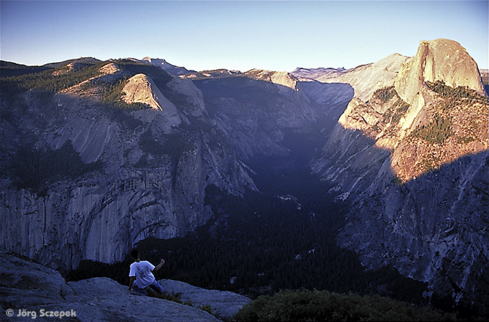 Blick vom Glacier Point ins abendliche Yosemite Valley