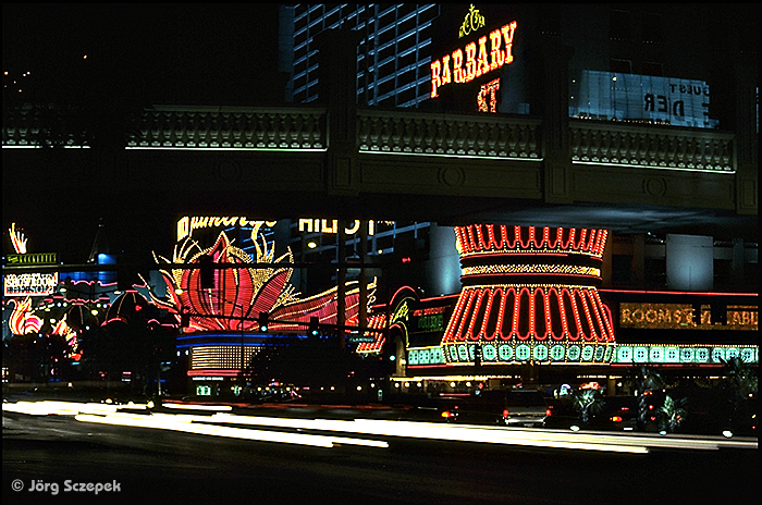 Blick über den Las Vegas Blvd auf das Flamingo Hilton Hotel