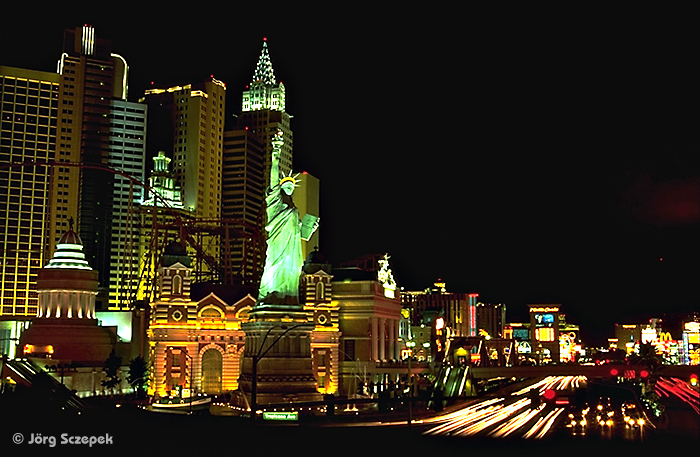 Blick über den Las Vegas Blvd auf die nachgebaute Hochhauskulisse des Hotels New York New York