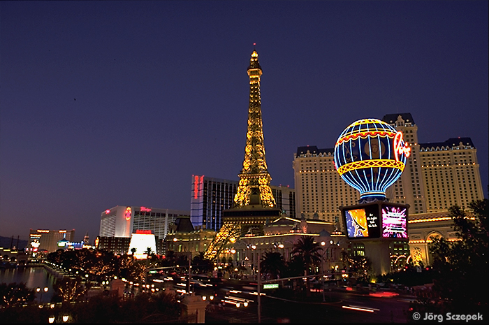 Das Hotel Paris mit dem nachgebauten Eifelturm