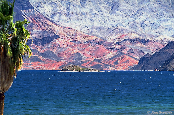 Blick über den blauen Spiegel des Lake Mead auf die Felsen der Wüste