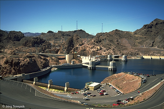 Blick von der Arizona-Seite über den Hoover damm und den Lake Mead