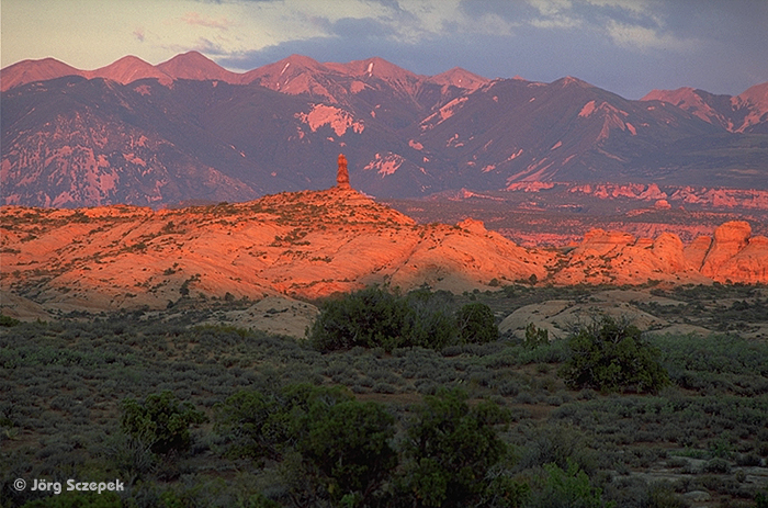 Purpurnes Licht des Sonnenuntergangs über den La Sal Mountains