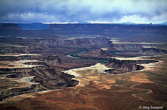 Canyonlands NP, Blick vom Green River Overlook auf den White Rim und den Colorado River in der Tiefe