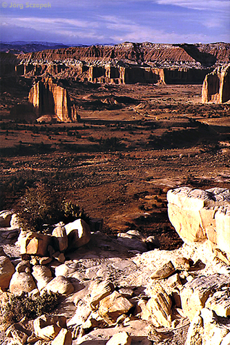 Cathedral Valley, Blick vom Upper Cathedral Valley Overlook auf die monolitischen Cathedralen-Felsen im Tal