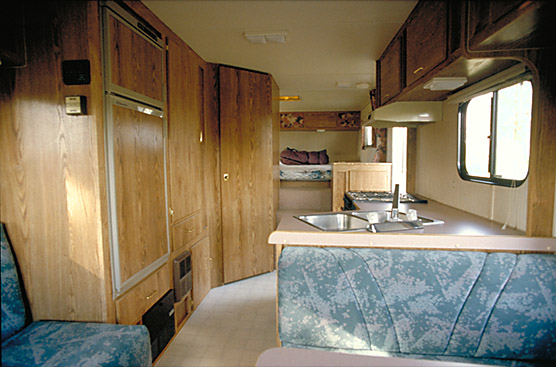 Innenraum des 5th Wheel Trailers Sitzecke und Küche