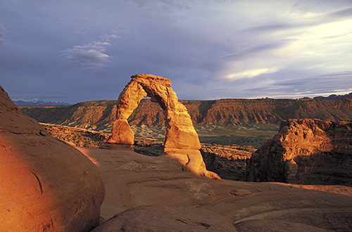 Delicate Arch, Arches NP Der grazile Bogen des Delicate Arch vor den Hoehenzuegen der La Sal Mountains