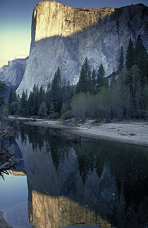 Kathedralengleich erhebt sich El Capitan ueber dem Merced River