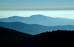 Das Luftlicht zwischen den Hoehenzuegen der Blue Ridge Mountains