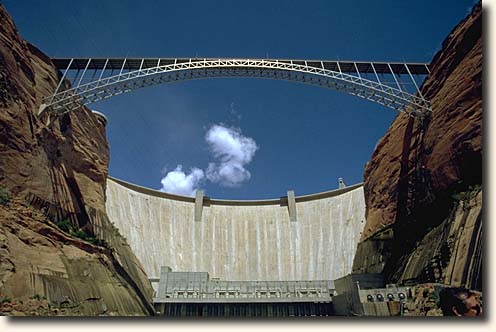 Page und Lake Powell: Glen Canyon Damm vom Fluß