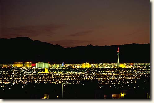 Las Vegas: Abendansicht vom Lake Mead Boulevard