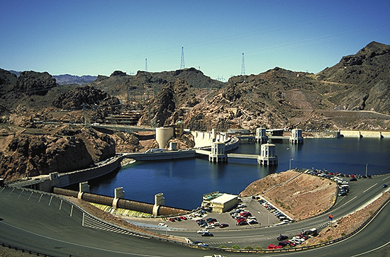 Blick vom Parkplatz auf der Arizona-Seite über Hoover Dam und Lake Mead