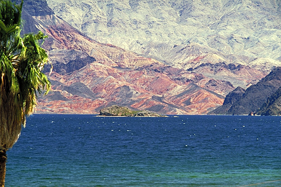 Blick über das blaue Wasser des Lake Mead auf die farbigen Felsen im National Recreation Area