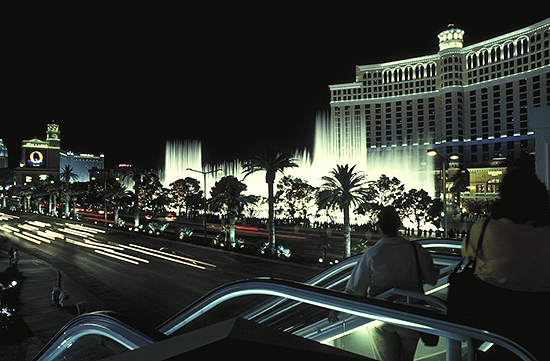 Blick über den Las Vegas Boulevard auf die künstliche Lagune vor dem Hotel Bellagio mit der Wasserorgel