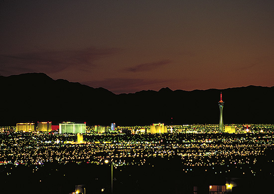 Blick vom Lake Mead Boulevard auf die allabendlich strahlenden Hotels am Las Vegas Boulevard/The Strip