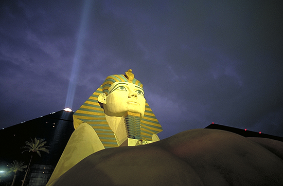 Foto der grossen künstlichen Sphinx vor der Glaspyramide des Luxor Hotels in Las Vegas