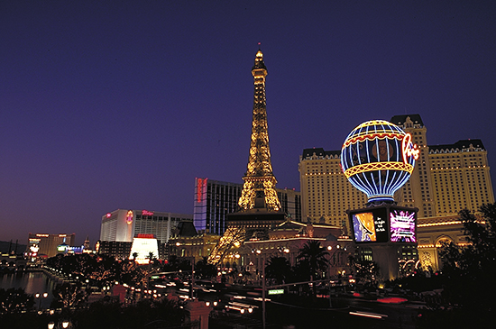 Blick über den Las Vegas Boulevard auf das Hotel Paris mit dem beeindruckenden Nachbau des Eifelturms