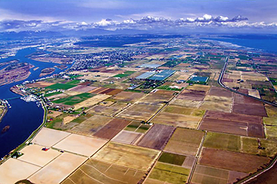 Blick aus dem Flugzeug auf die von zahlreichen Ackerflächen strukturierte Landschaft