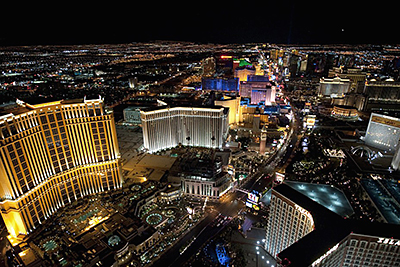 Blick aus dem Flugzeug auf den abendlichen Las Vegas Boulevard