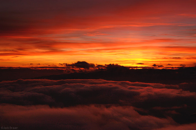 Blick aus dem Flufzeug in den Sonnenaufgang