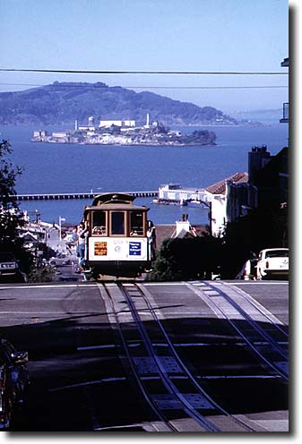 Foto der Mason Street mit einem Cable Car und Alcatraz