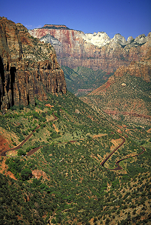 Orderville Canyon und Zion Canyon, Zion NP Blick ueber den Orderville Canyon und die in Serpentinen hinaufführende Rt-9 auf den West Temple im Zion Canyon
