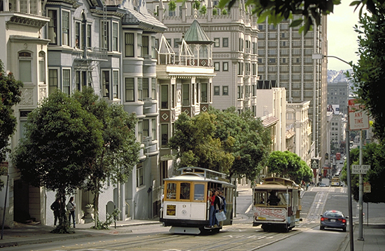 Foto zweier sich kreuzender Cable Cars auf der Powell Street