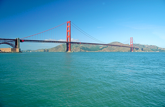 Blick vom Presidio auf die Meerenge des Golden Gate und die Brücke