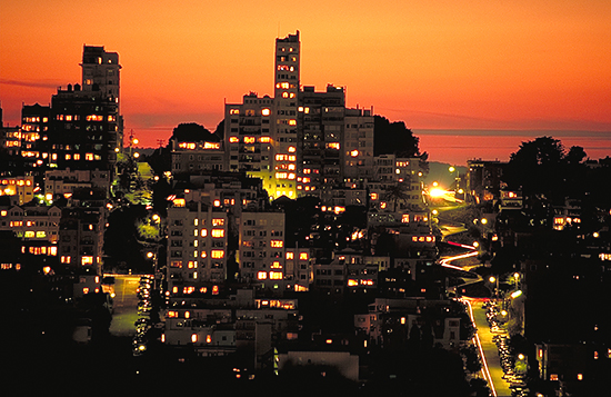 Blick vom Telegraph Hill auf die Lombard Street, deren weltbekannte Kurven von den Lichtern der Autos nachgezeichnet werden