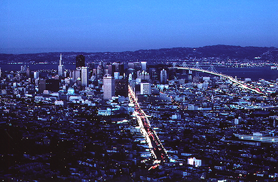 Blick von Twin Peaks auf das abendliche Stadzentrum von San Francisco